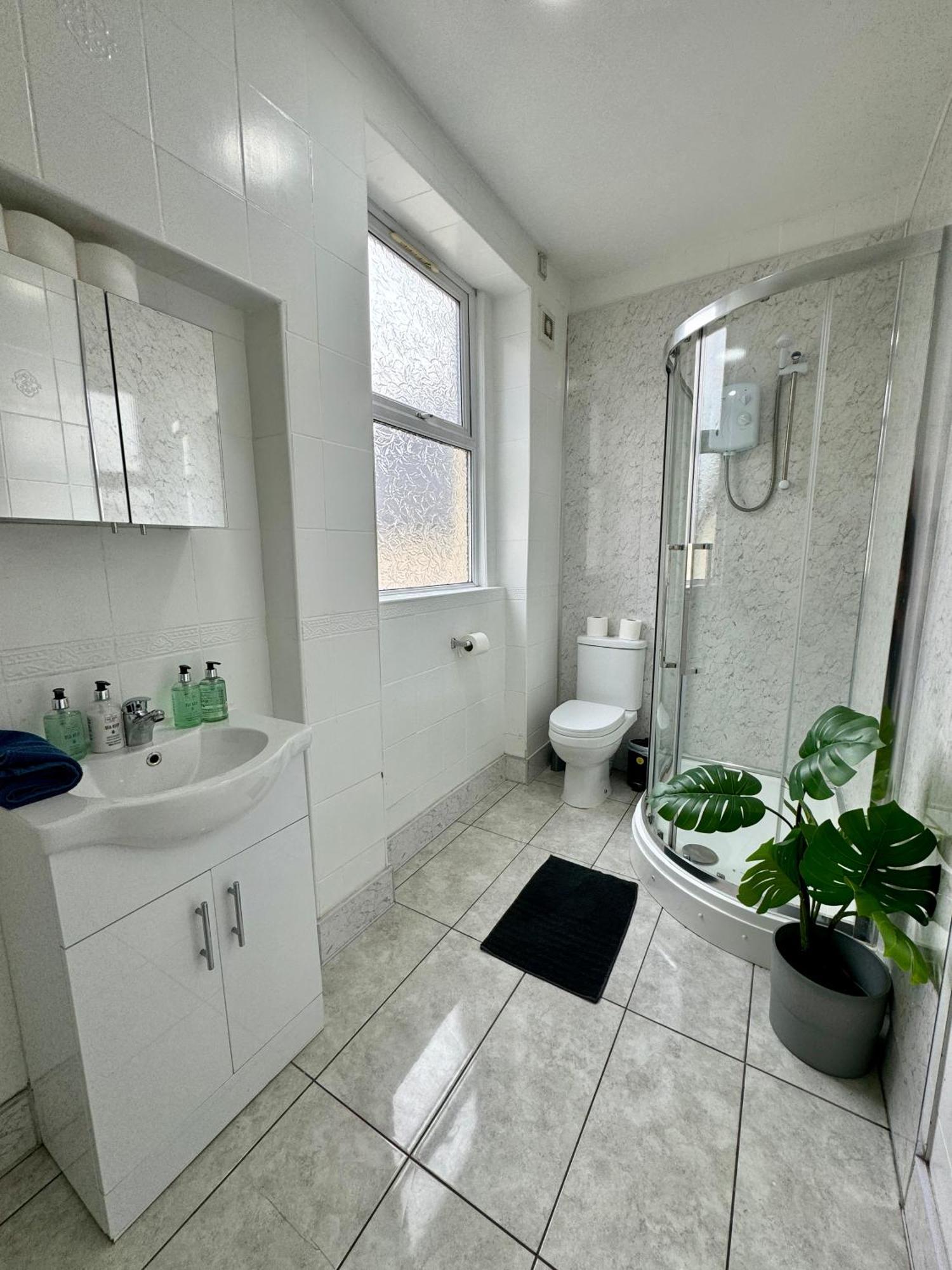 Space For Groups, 10 Mins From Queen St! Cardiff Extérieur photo